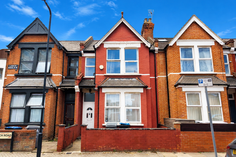 5 bed terraced house for rent in Larch Road, London NW2