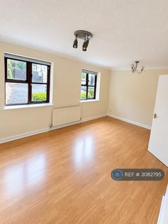 2 bed flat/apartment for rent in Glenview Court, Epsom, KT17