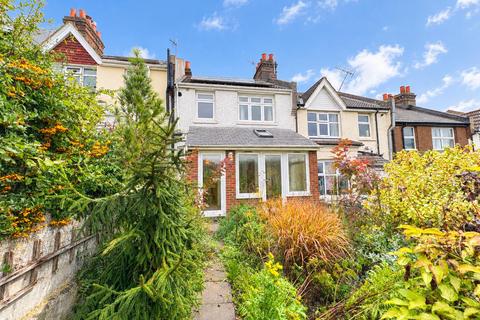 3 bed terraced house for rent in Rotherfield Avenue, Hastings