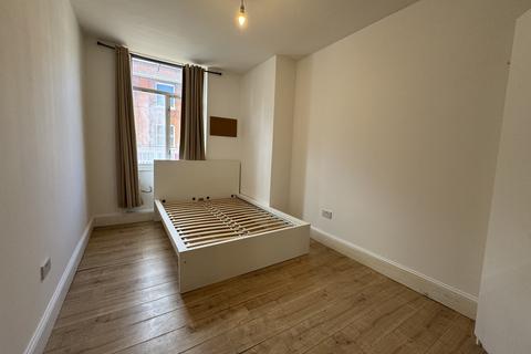 1 bed flat/apartment for rent in Large Studio/Separate Kitchen, Mare Street, Hackney, E8