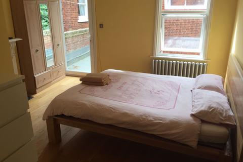 3 bed flat/apartment for rent in EFE House, Highbury Grove
