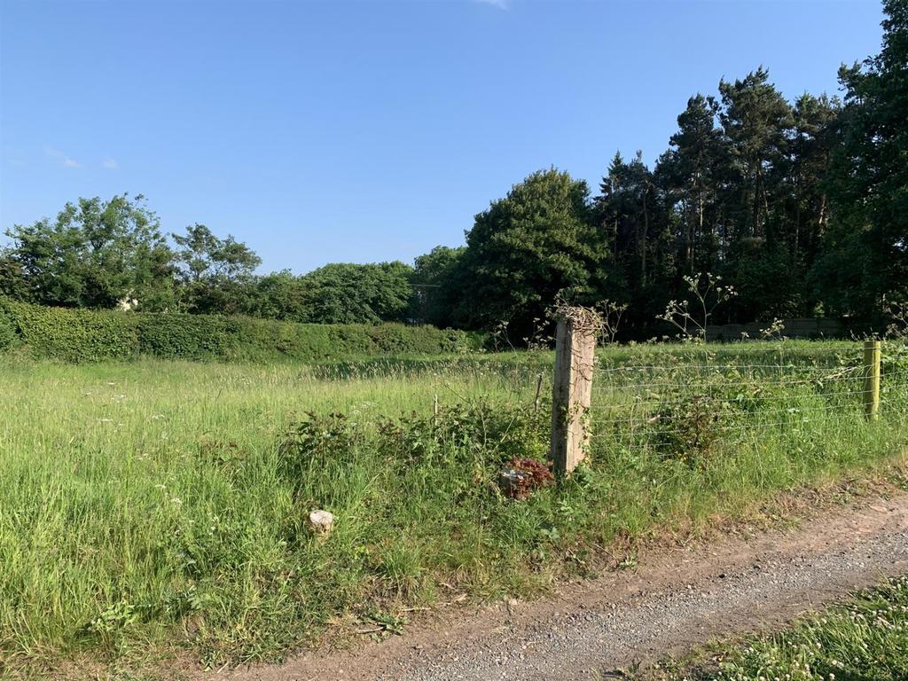 0.62 acres of amenity land on the... Land for sale - £20,000