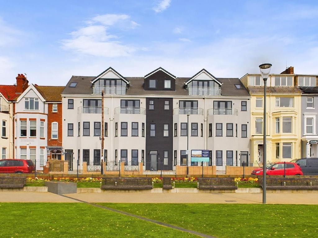 Pembroke Terrace, Bridlington 2 bed penthouse to rent - £1,000 pcm (£ ...