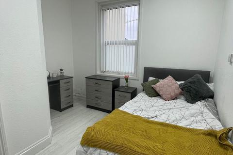 5 bed room for rent in 11 Restormel Terrace