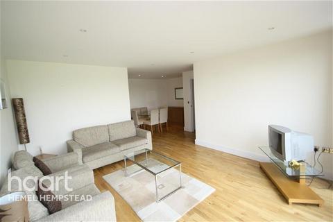 2 bedroom flat to rent, Greenview Court, WD5