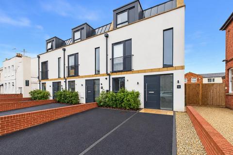 3 bed house for rent in Carlton Street, Cheltenham