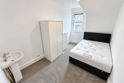 1 bed room for rent in Poole Road, POOLE, BH12