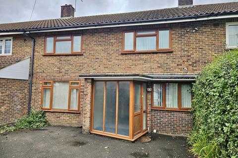 5 bed terraced house for rent in Gales Drive, Crawley, RH10
