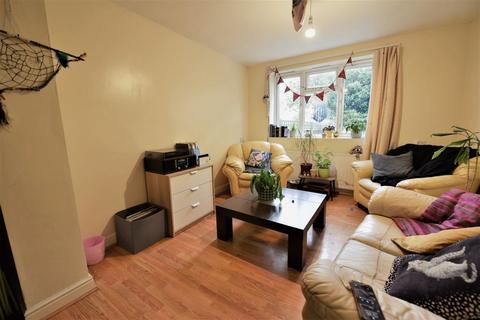 3 bedroom flat to rent, St Annes Road