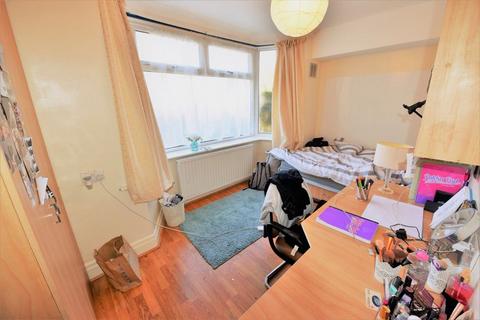3 bedroom flat to rent, St Annes Road