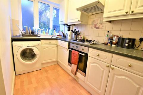 2 bedroom flat to rent - Village Street