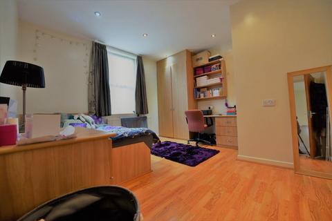 3 bedroom flat to rent, Cardigan Road