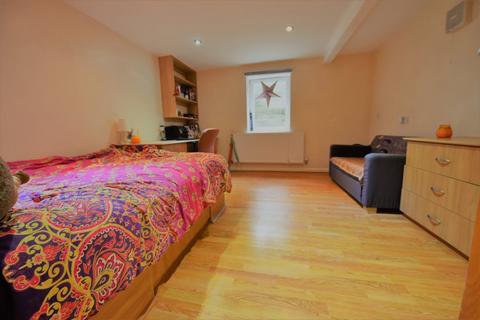 3 bedroom flat to rent, Cardigan Road
