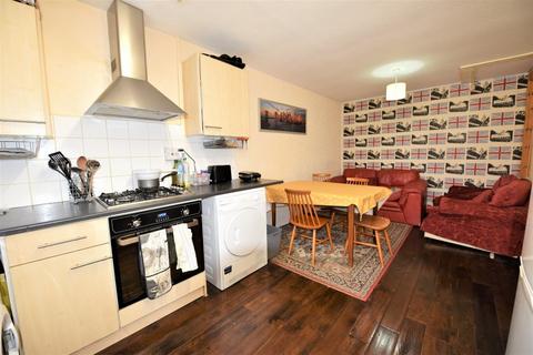 3 bedroom house to rent - St Johns Close