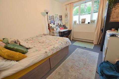 2 bedroom flat to rent - The Village Street