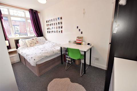 2 bedroom flat to rent - The Village Street