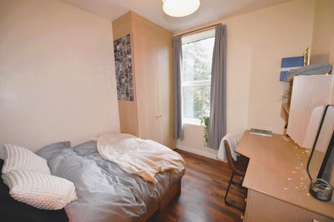 6 bedroom flat to rent, Brudenell Road