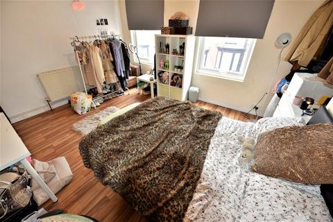 3 bedroom flat to rent, Ebberston Terrace