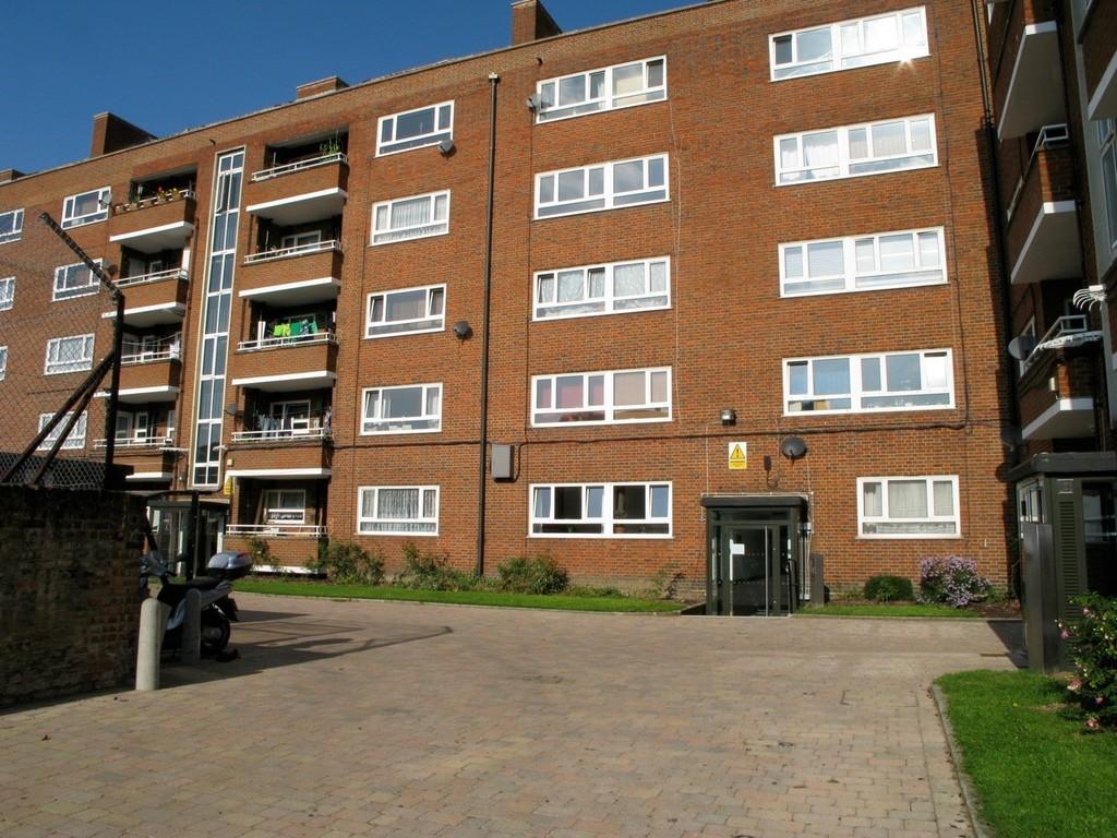 Denman House, Stoke Newington, London N16 2 bed flat £1,690 pcm (£390 pw)