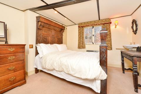 2 bedroom maisonette to rent, High Street, Rye, East Sussex TN31 7JN