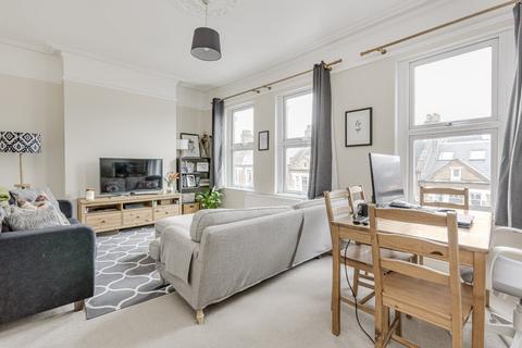 2 bedroom flat to rent, Barnard Road, Battersea, London