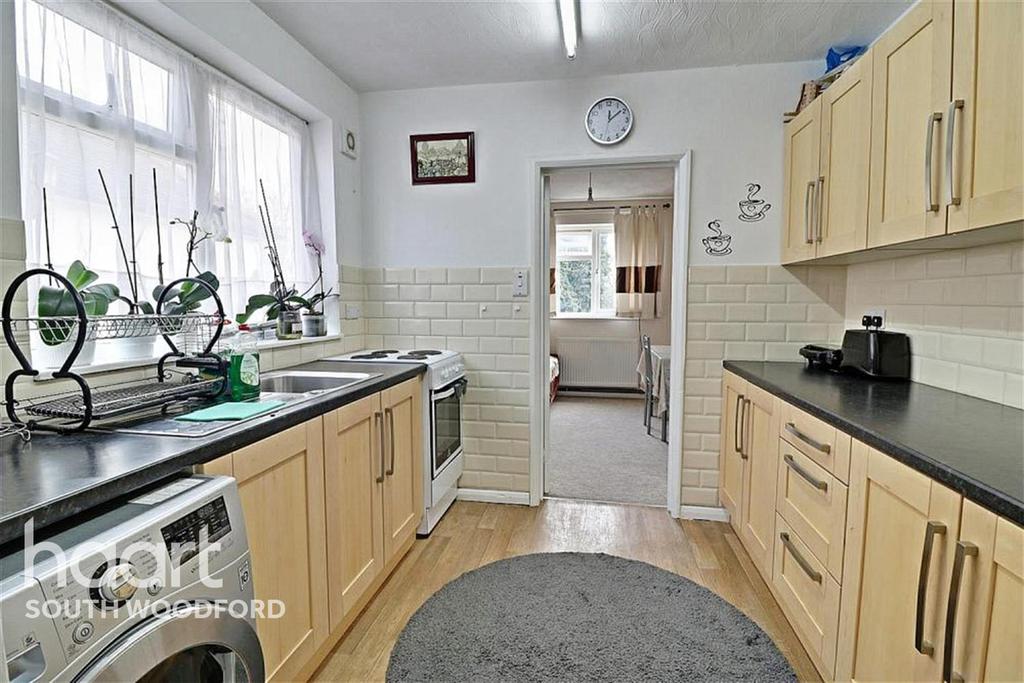 Onslow Gardens, South Woodford, E18 2 bed flat £1,300 pcm (£300 pw)