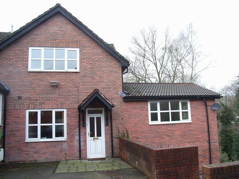 Tudor Gardens, Machen, CAERPHILLY 2 bed property £600 pcm (£138 pw)