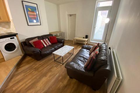 3 bedroom maisonette to rent, Helmsley Road, Sandyford, Newcastle upon Tyne NE2