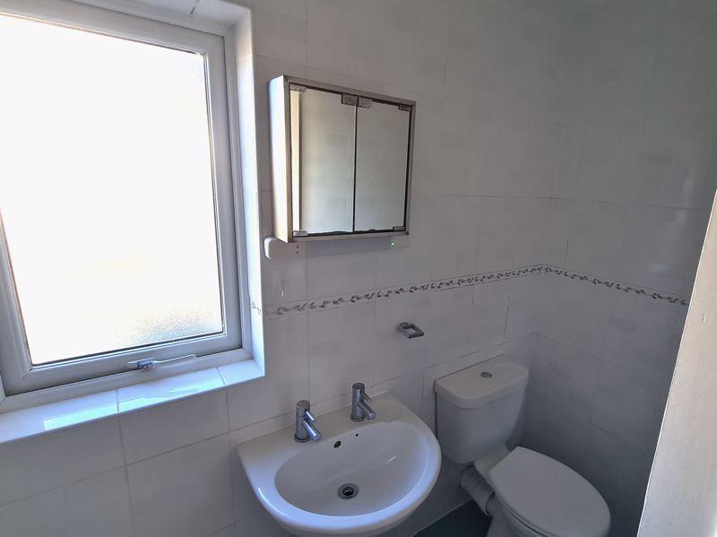 Bathroom sink &amp;...
