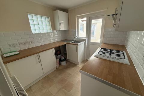 2 bedroom detached bungalow to rent, Park Crescent, East Sussex BN41
