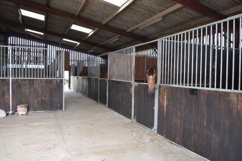 2 bedroom equestrian property to rent, Okehurst Lane, Billingshurst