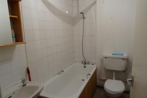 Studio to rent - Hillcrest Avenue, Leeds LS7