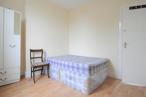 3 bedroom maisonette to rent, Glengall Road, London, SE15 6NH