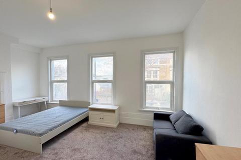 3 bedroom maisonette to rent, Glengall Road, London, SE15 6NH