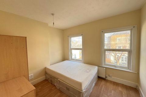 3 bedroom maisonette to rent, Glengall Road, London, SE15 6NH