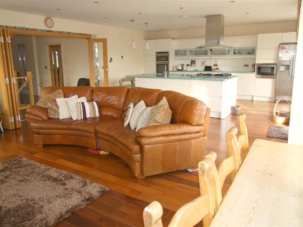 Sandy Road, Llanelli 4 bed detached house £275,000