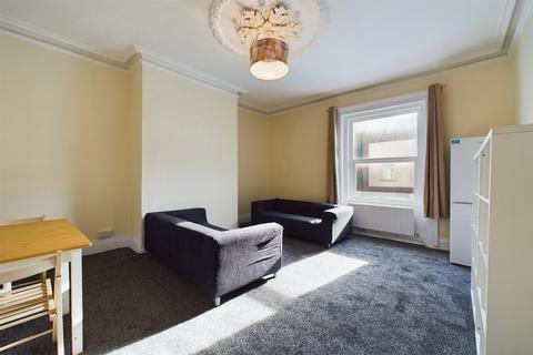 4 bedroom maisonette to rent, North Road, Durham