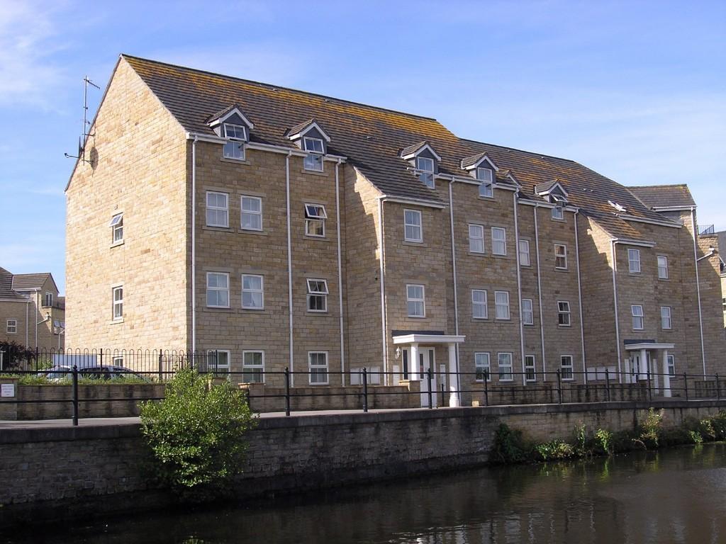 Waters Walk, Navigation Drive, Apperley Bridge 3 bed apartment £695