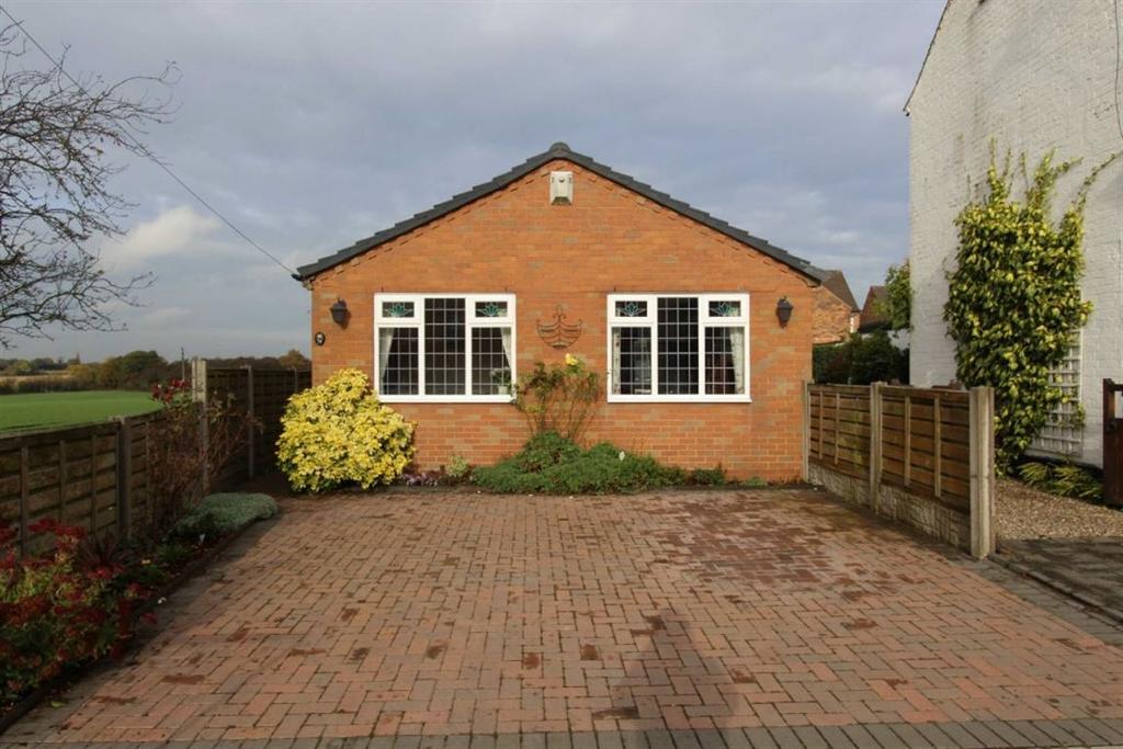 Green Lane, Birchmoor, Tamworth, Staffordshire, B78 1AG 2 bed bungalow