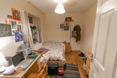 3 bedroom flat to rent - Myrtle Grove, Jesmond, Newcastle Upon Tyne