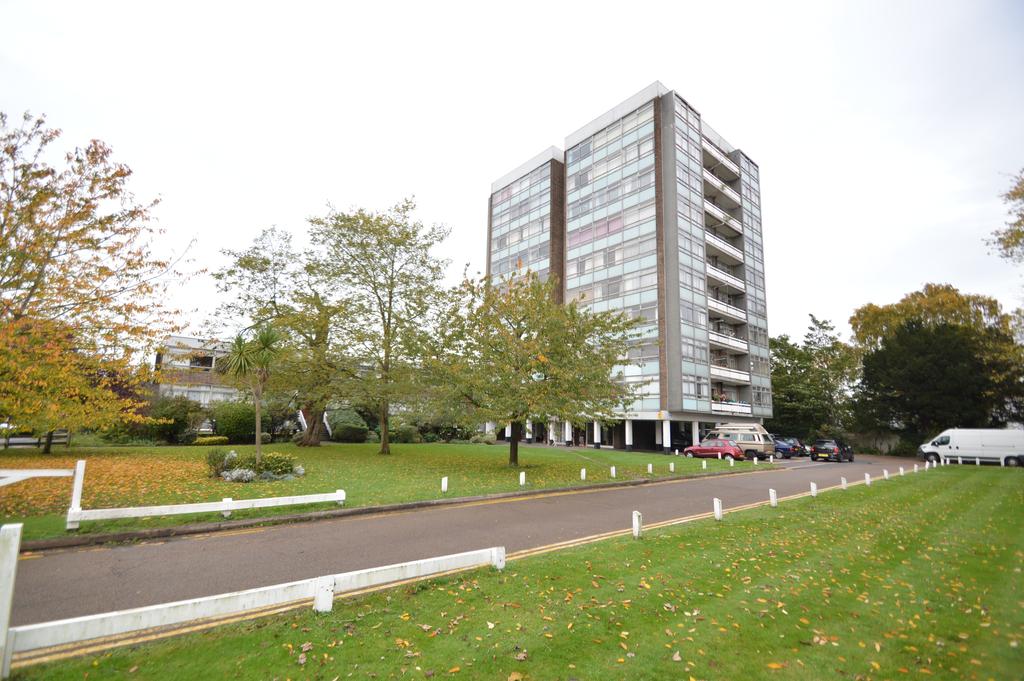 Wellington Close, WALTON ON THAMES KT12 2 bed flat £189,950