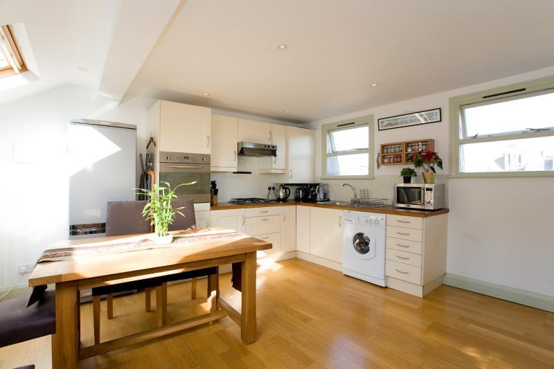 Webbs Road, London, SW11 2 bed apartment £675,000