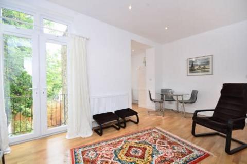 Studio to rent, Loftus Road, Shepherds Bush, W12