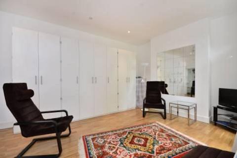 Studio to rent, Loftus Road, Shepherds Bush, W12