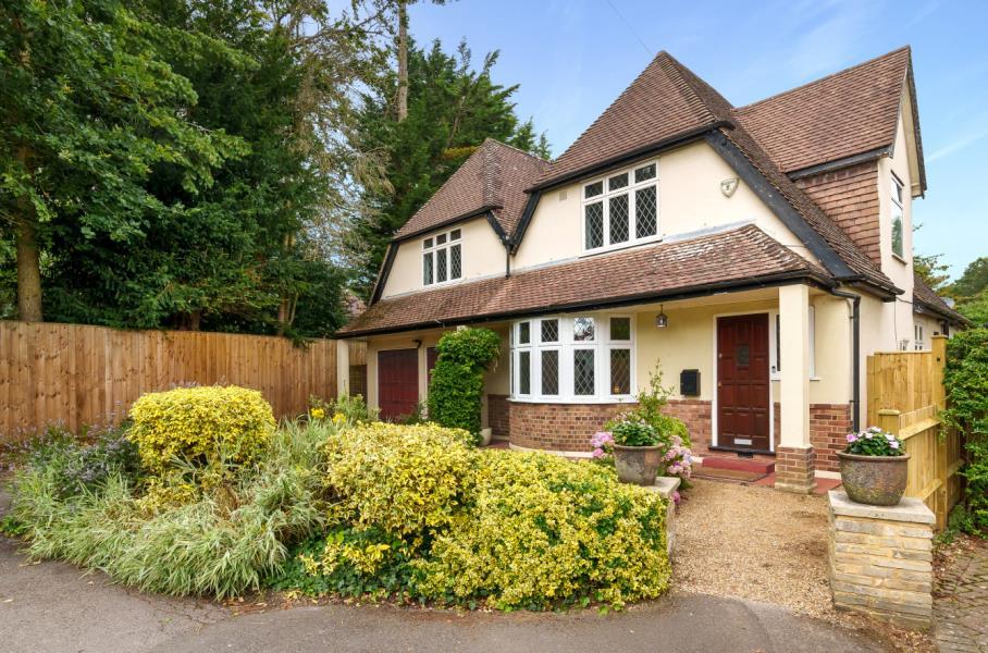 Englefield Green, Surrey 4 bed detached house to rent £3,995 pcm (£