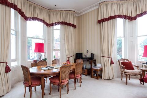 3 bedroom flat for sale, Observatory Gardens, Kensington, London