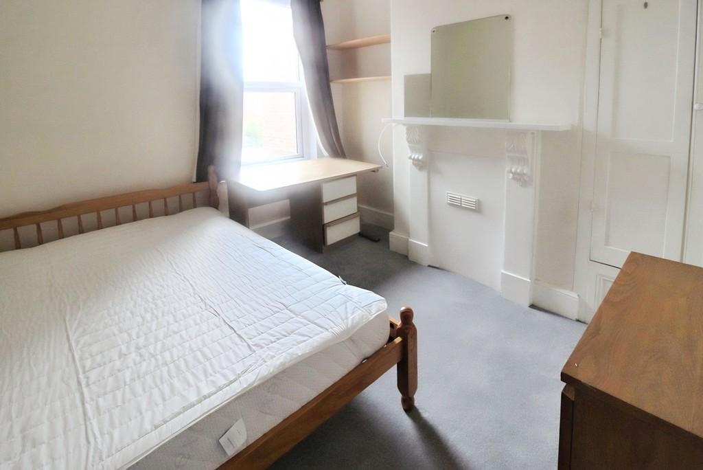 62b1f6b9-Bedroom 205