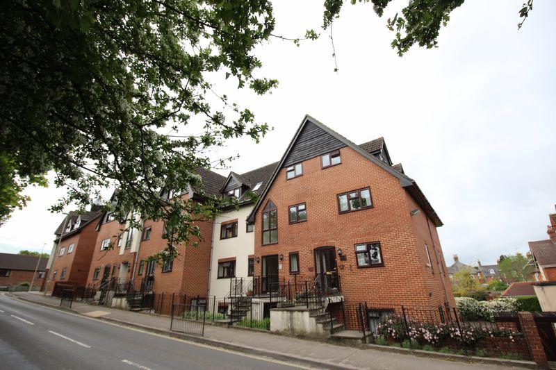 Midhurst Road, Liphook 1 bed apartment £700 pcm (£162 pw)
