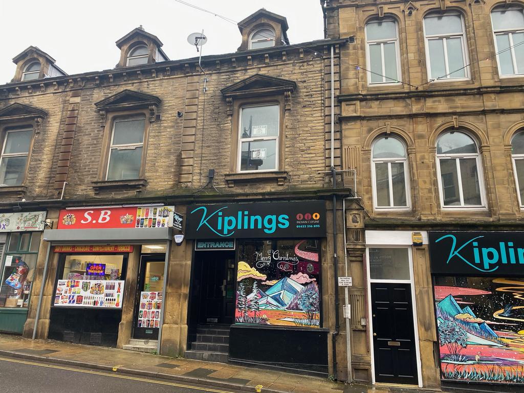 Town Hall Street, Sowerby Bridge, Halifax HX6 2 bed flat to rent £450