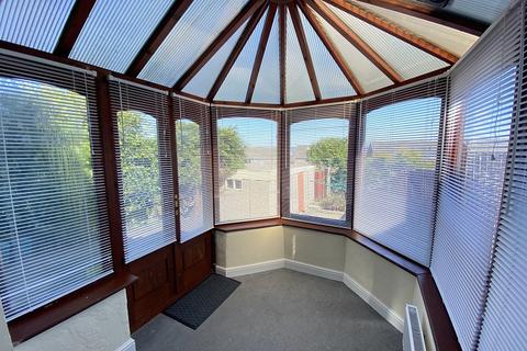2 bedroom semi-detached house to rent, Chestnut Avenue, West Cross, Swansea, SA3
